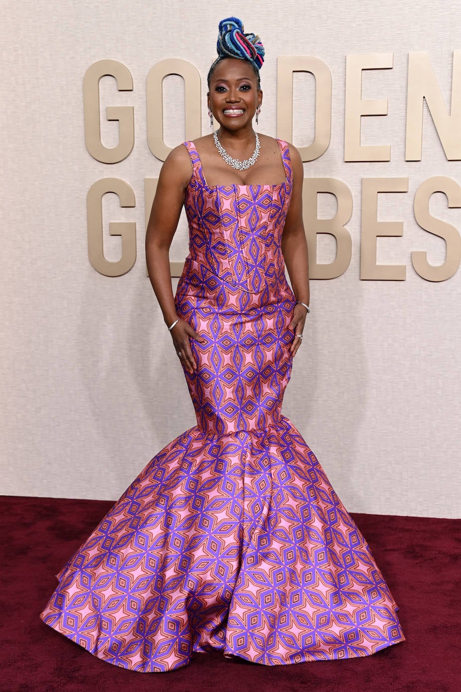 El look de Erika Alexander también parece excesivo, con vestido estampado y peinado de trenzas de colores. 