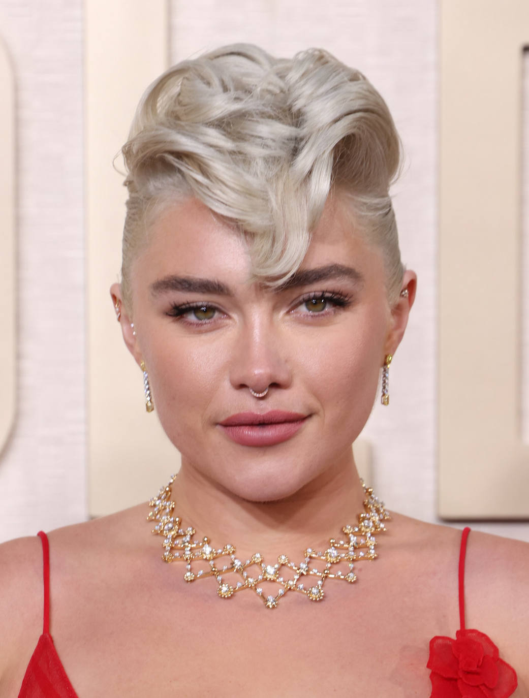 Florence Pugh lució una cresta roquera, presumiendo de corte pixie, y un maquillaje natural. 