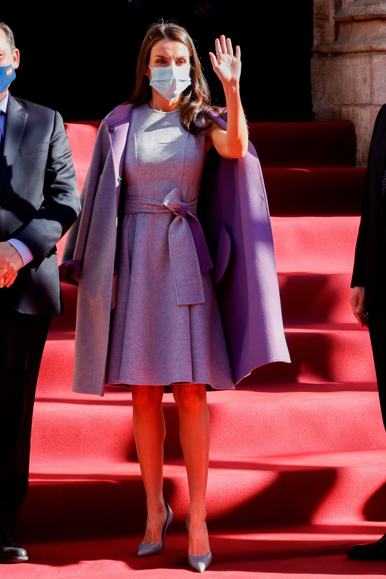 En 2020, para una entrega de los premios Jaume I en Valencia, combinó un vestido de lana en gris con un abrigo del mismo tono. Un total look de Carolina Herrera.
