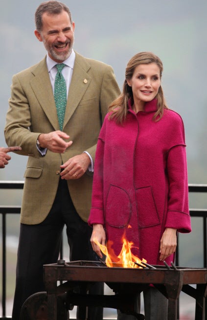 Con un diseño que ha lucido en numerosas ocasiones, firmado por Marcos Luengo, en color burdeos y decorado con costuras a la vista.