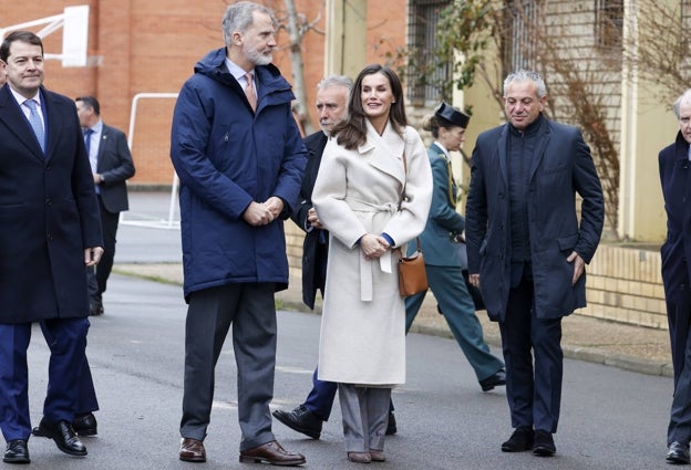 Los Reyes visitan el colegio Gumersindo Azcárate de León con estilismos abrigados para hacer frente a las bajas temperaturas.