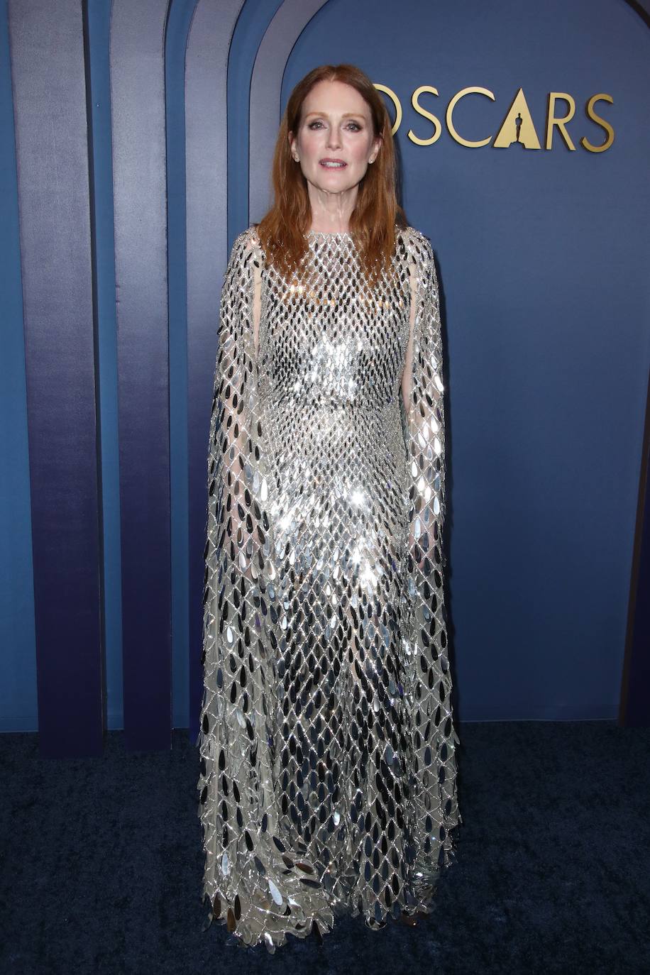 Julianne Moore con un vestido plateado con mangas en forma de capa de Valentino, una vez más, una de las invitadas más elegante.