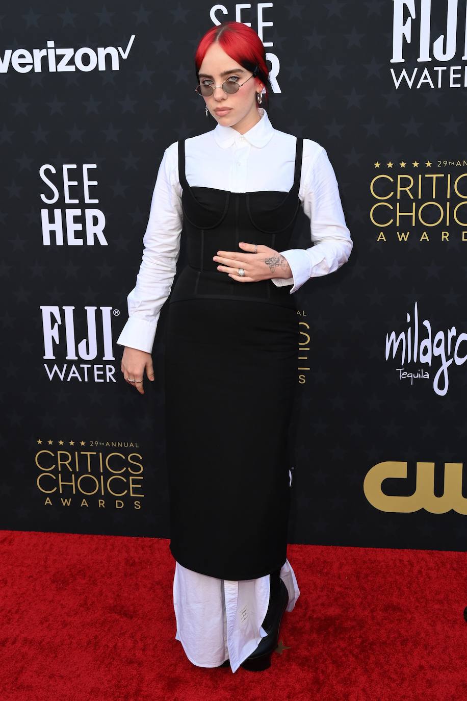 Billie Eilish con un llamativo estilismo de Thom Browne