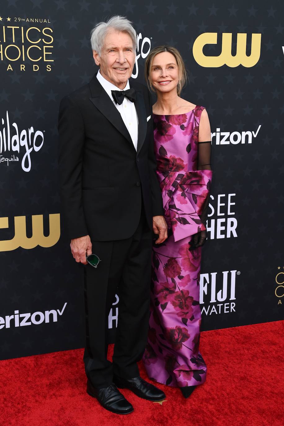 El actor Harrison Ford y Calista Flockhart, quien se decantó por un vestido rosa de estampado de flores y detalle de lazo a la cintura.