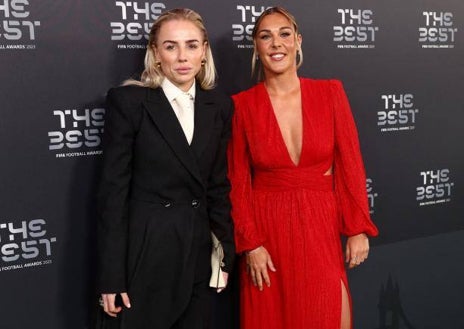 Imagen secundaria 1 - Jenni Hermoso, Alex Greenwood y Mary Earps; y Alessia Russo a su llegada a la gala FIFA The Best en Londres