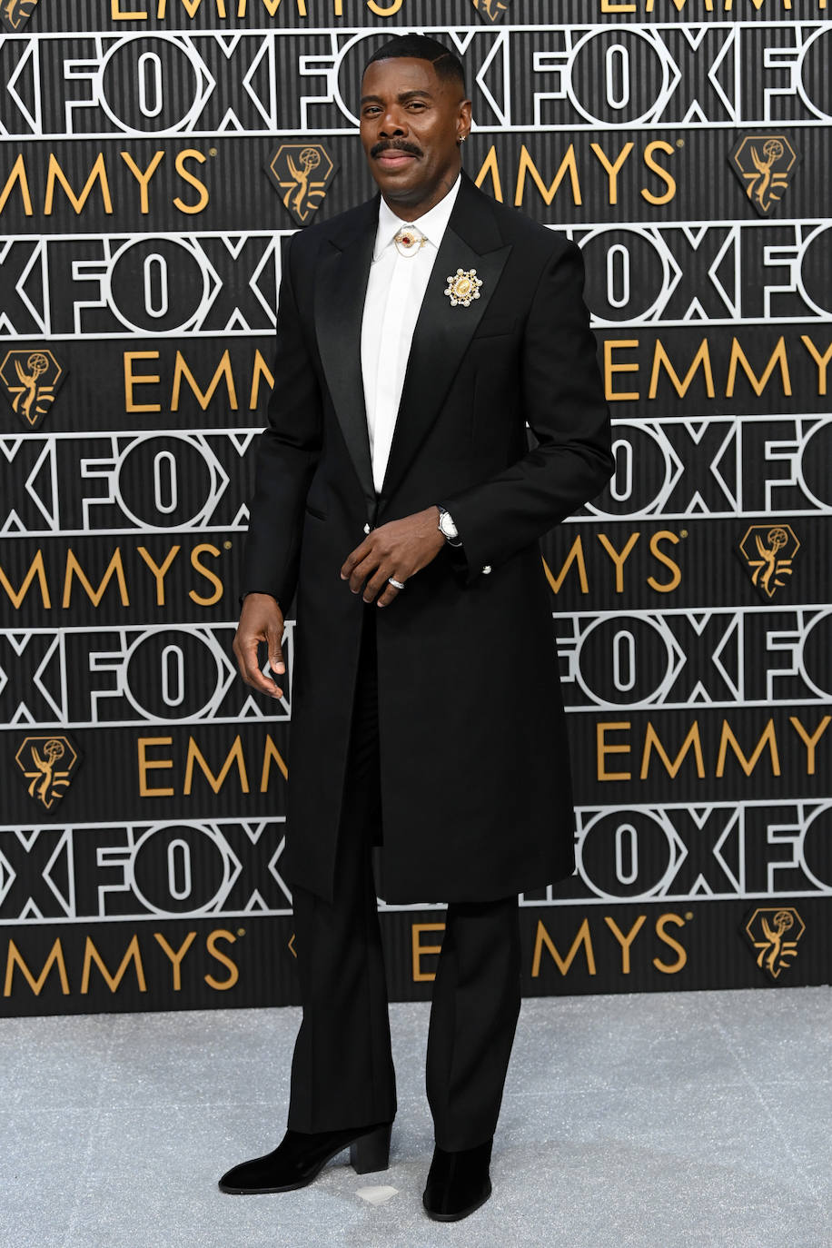 Colman Domingo llevó un abrigo de negro personalizado con solapas de raso y cierre de botón de perlas, camisa blanca, pantalón negro, botas negras con tacón y collar, broche y pulsera de perlas. Todo de Louis Vuitton. 