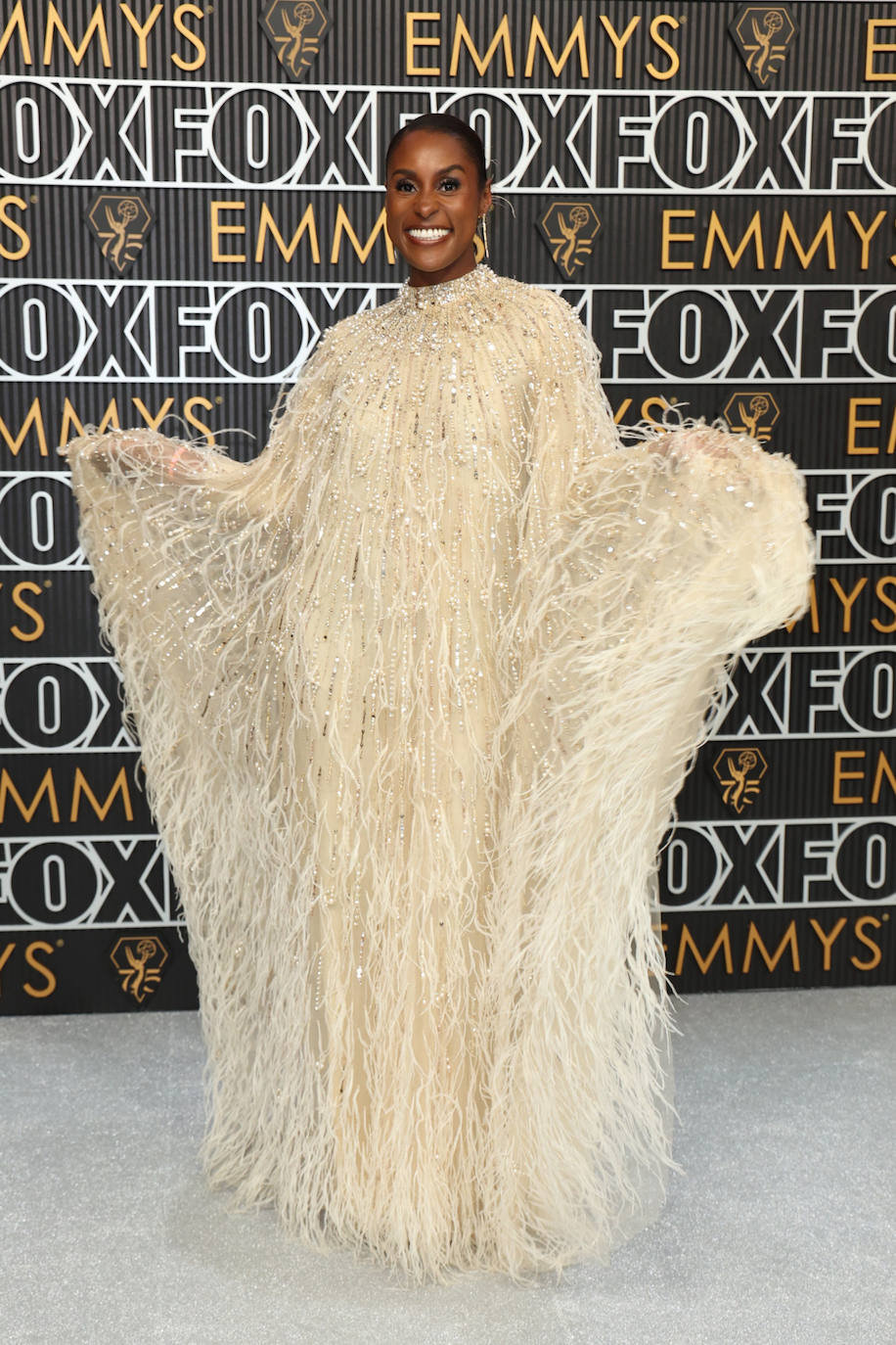 Issa Rae con un  diseño de plumas y pedrería firmado por Pamela Roland.