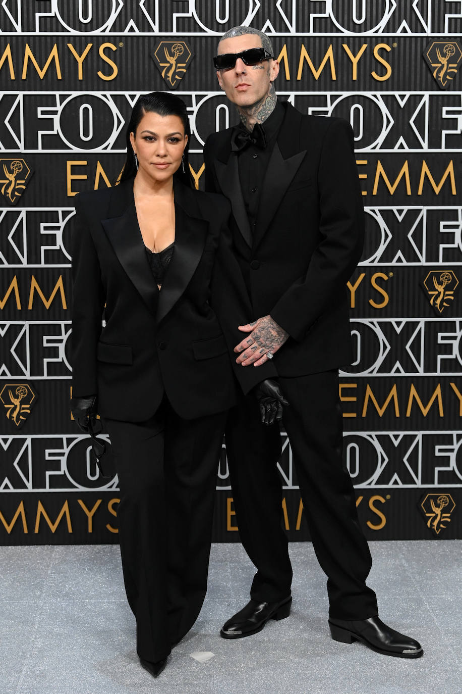 Kourtney Kardashian y Travis Barker lucieron sendos esmóquines a juego. 