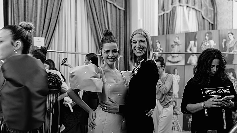 Laura Sánchez junto a una de las modelos en momentos previos al desfile