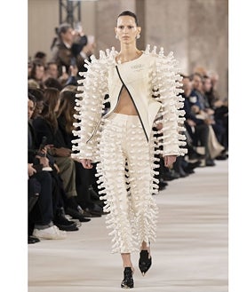 Imagen secundaria 2 - Desfile de Alta Costura de Schiaparelli primavera/ verano 2024 en París