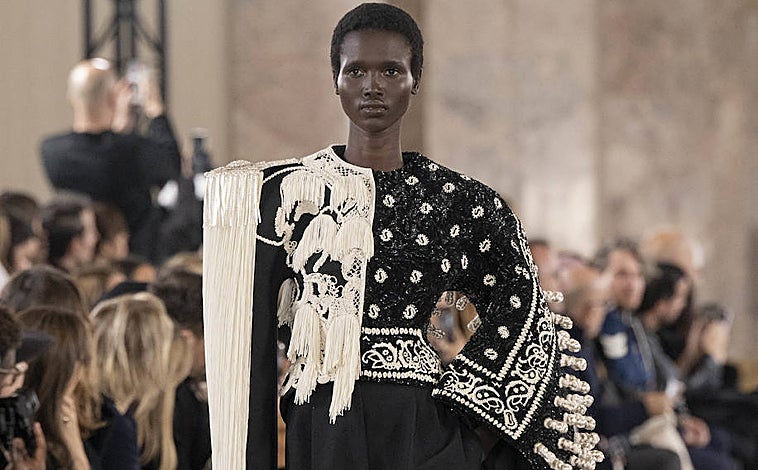 Imagen principal - Desfile de Alta Costura de Schiaparelli primavera/ verano 2024 en París