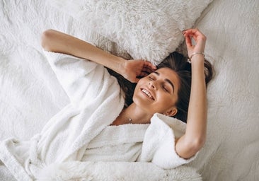 Evita estas posturas al dormir, si no quieres levantarte con arrugas en la cara y en el escote