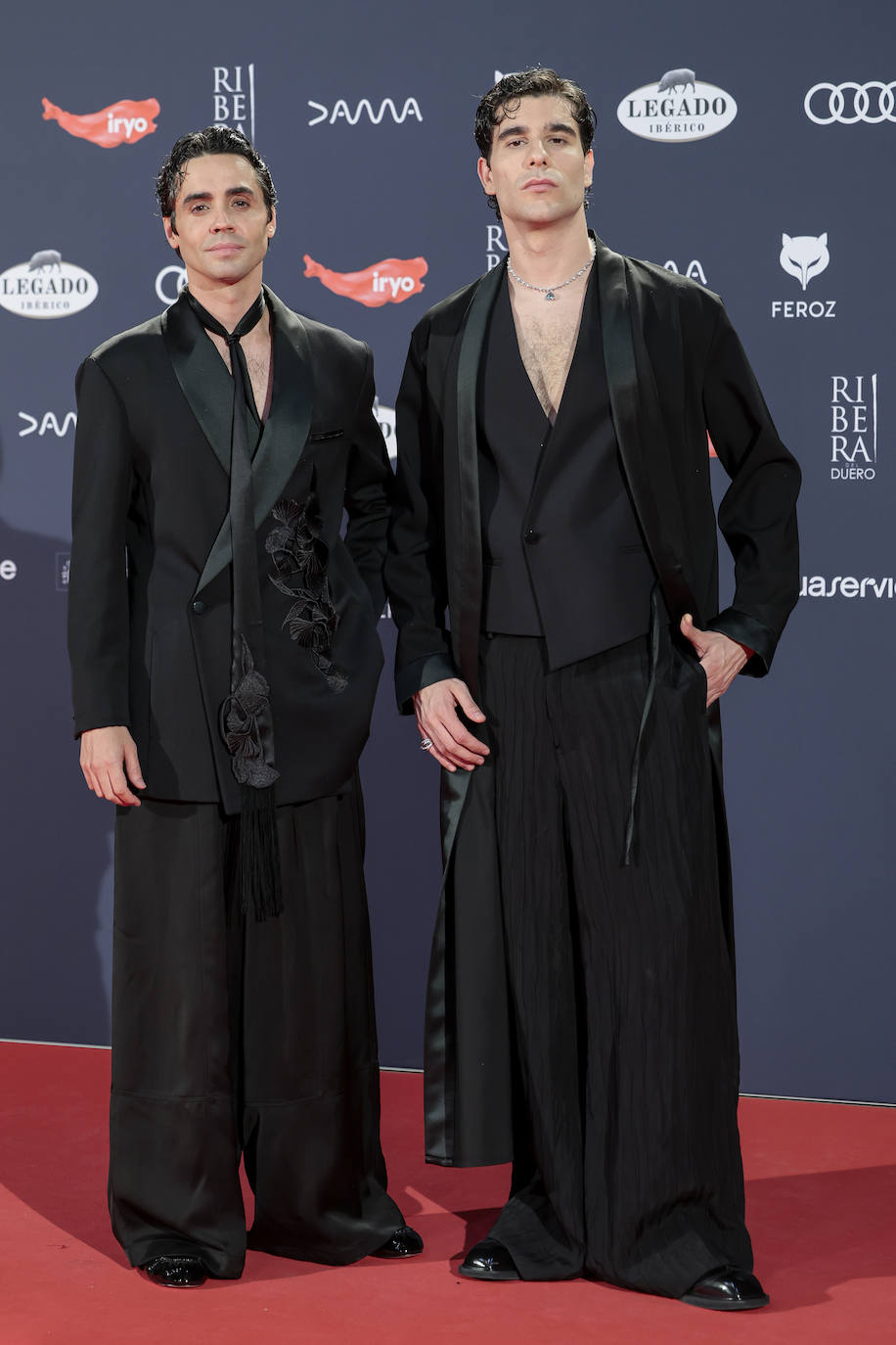 Javier Calvo y Javier Ambrosi con originales trajes de chaqueta en color negro. 