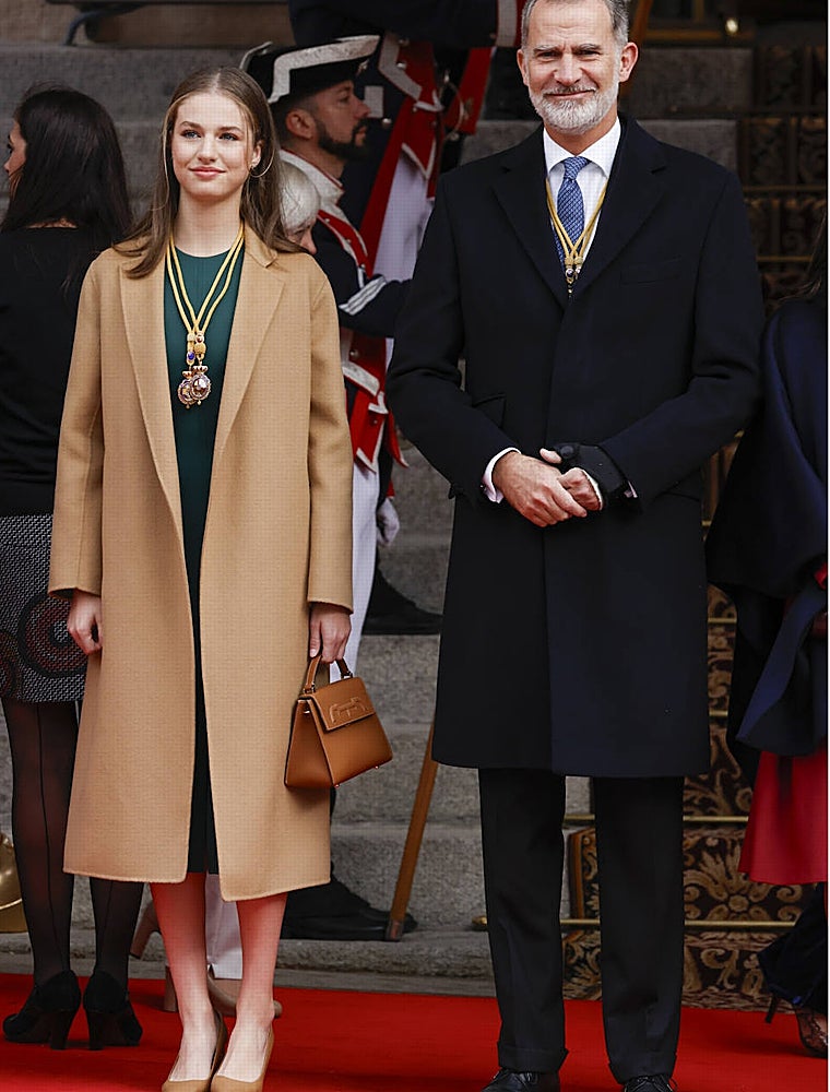 Leonor de Borbón el día de la apertura de la XV legisaltura con abrigo y bolso de Carolina Herrera.