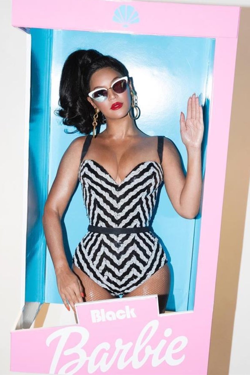 Beyonce y Barbie. Más allá de la alternativa de Kendall Jenner, la reina del R&B se ha atrevido con un disfraz en el que la famosa muñeca aparece embalada. Muy adecuada para las que adoren las manualidades, ya que con una simple caja de cartón y algo de imaginación pueden elaborar maravillas.