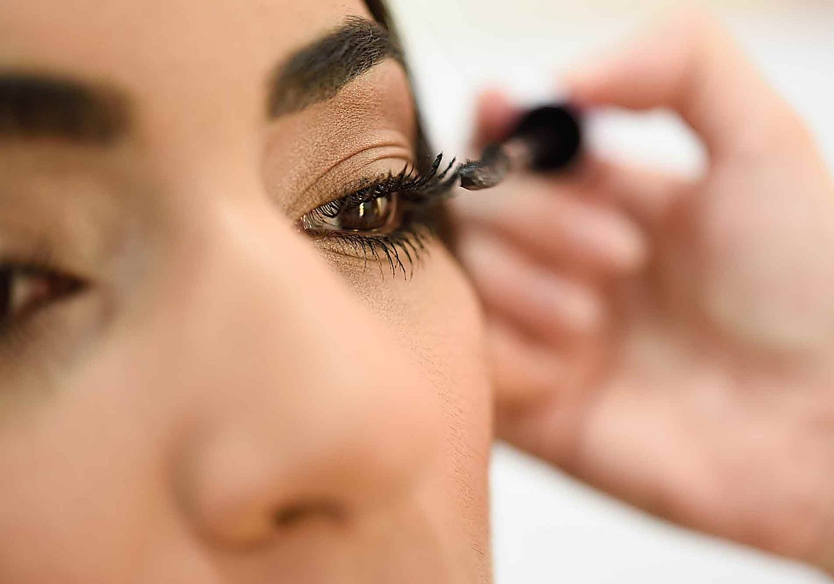 La máscara de pestañas es fundamental en cualquier maquillaje.