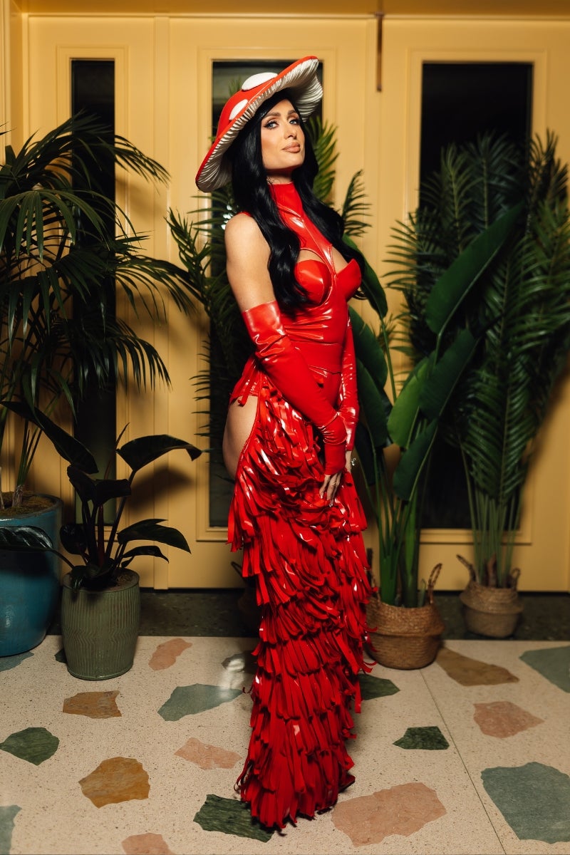 Paris Hilton de seta. La empresaria ha mostrado su particular reinterpretación dejando claro que se puede vestir de vegetal sin renunciar a la sensualidad.