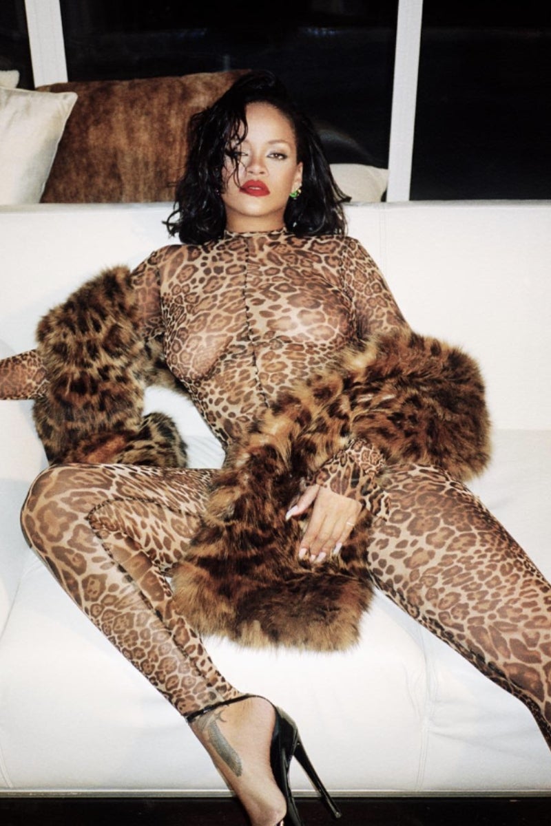 Rihanna de leopardo. Las que deseen optar por el mundo animal lo tienen más fácil que nunca si adquieren un mono estampado, ya sea de leopardo, tigre o cebra, y le añaden algún accesorio con el mismo print. Una opción atrevida con la que no pasar desapercibida.
