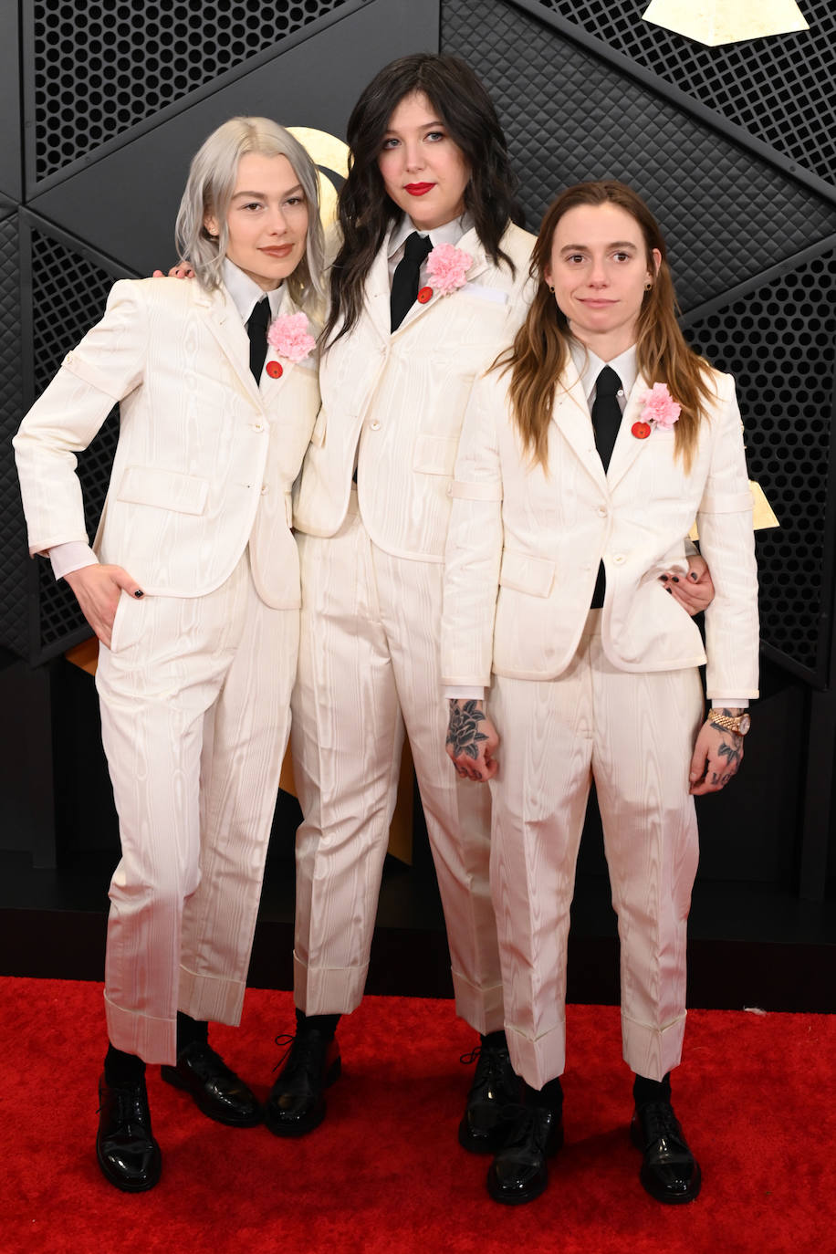 Phoebe Bridgers, Lucy Dacus y Julien Baker se vistieron igual, con traje blanco y corbata negra. 