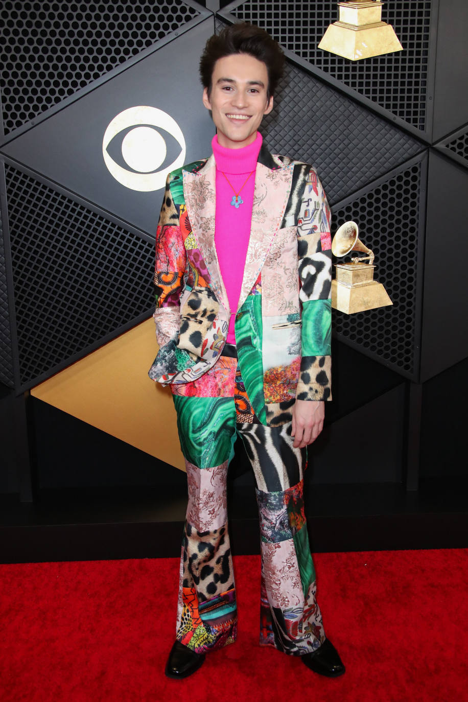 Jacob Collier con traje de 'patchwork'.