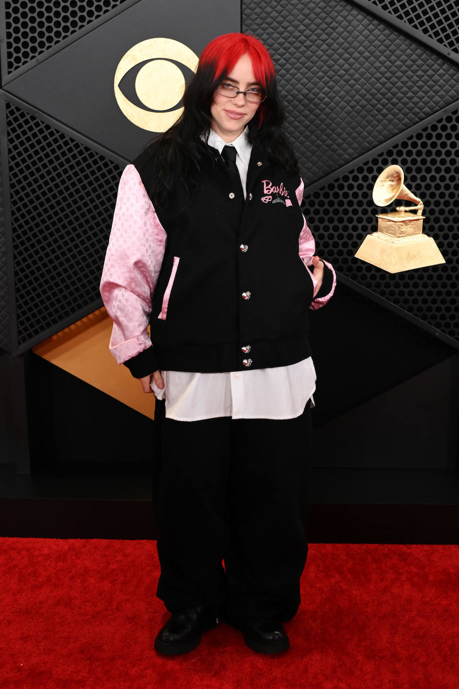 Fiel a su estilo, Billie Eilish eligió una borber de Barbie y pantalones anchos. 