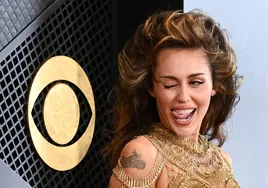 Grammy 2024: Los cinco sorprendentes looks que convirtieron a Miley Cyrus en la gran protagonista de la noche