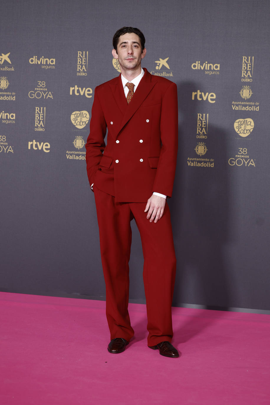 Enric Auquer eligió un traje en color burdeos. 