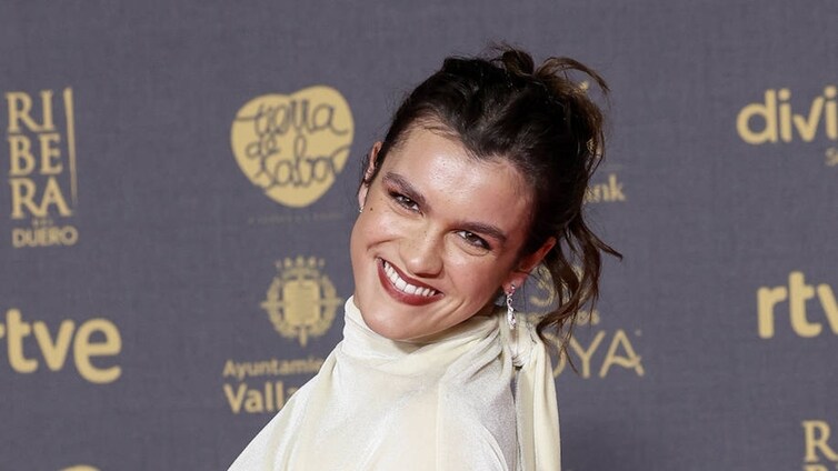 El extravagante vestido de nudos de la cantante Amaia en los premios Goya