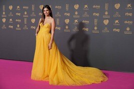 Sara Sálamo no deja indiferente a nadie con unas Converse en la alfombra roja de los Premios Goya