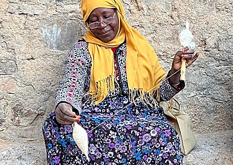 Imagen secundaria 1 - La colección de alfombras de Atelier Talasin. Una mujer tejedora amazigh y la diseñadora Kavita Parmar.