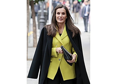 Imagen secundaria 1 - El look 'working girl' de la Reina Letizia con chaqueta verde lima