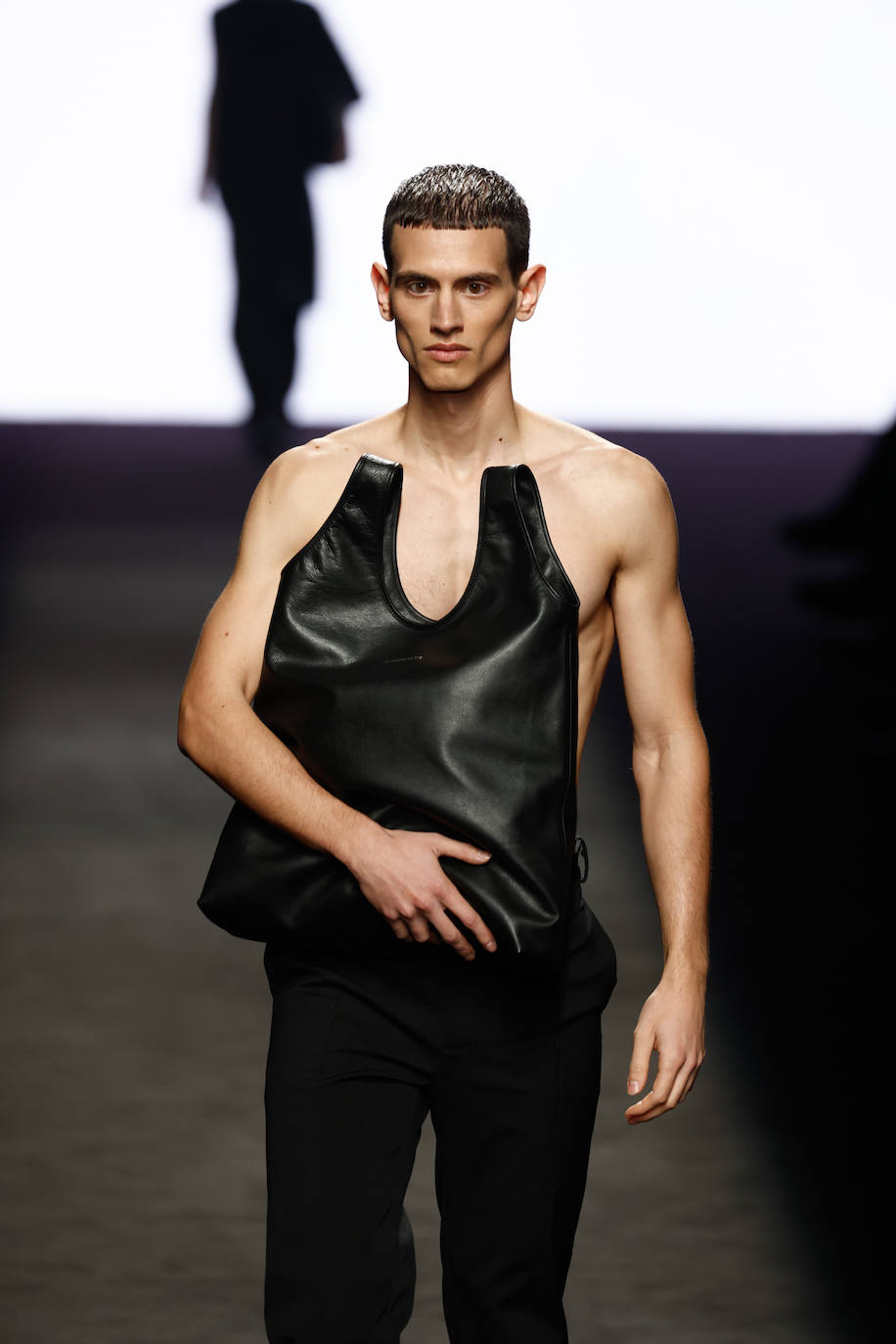 Sobre la pasarela también se han vistos complementos como los bolsos. 