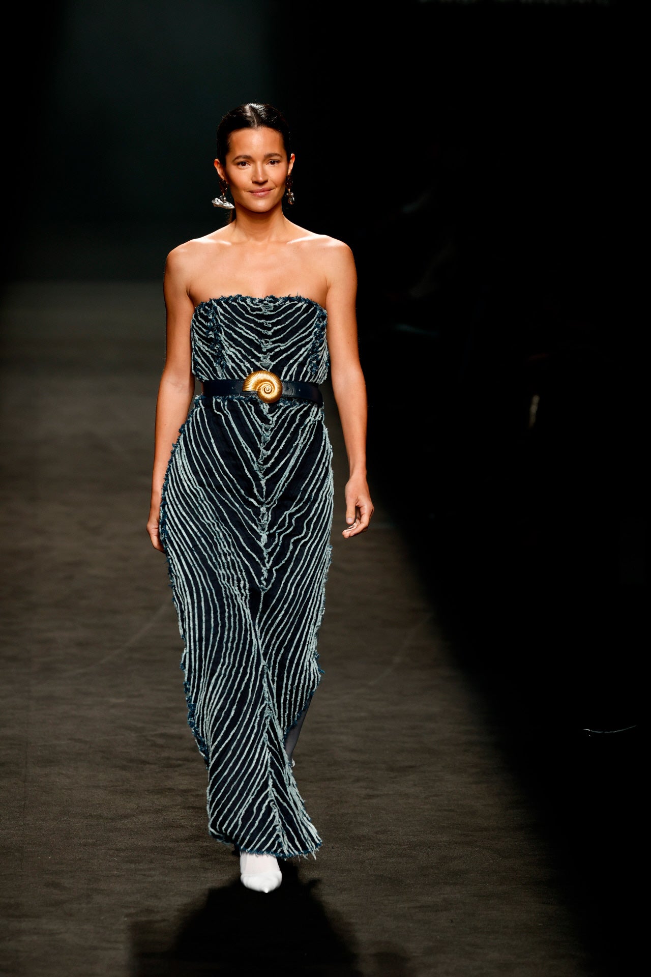 El denim, el contraste de colores y las conchas, protagonistas en la pasarela. 