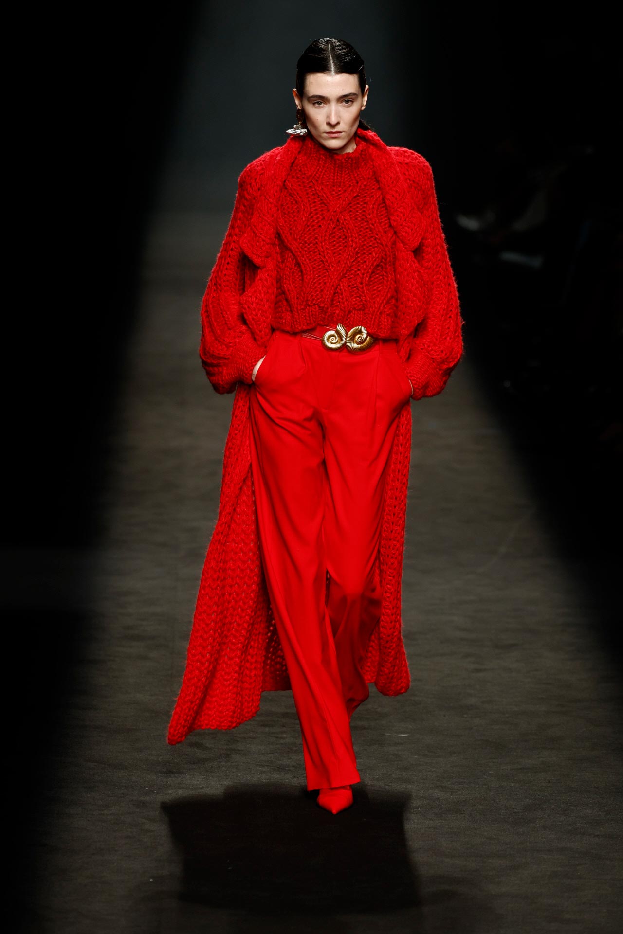 El color de la temporada no podía faltar. En la imagen, la modelo lleva un jersey y un abrigo de punto y trenza con un pantalón de traje. Los accesorios no han faltado en ningún estilismo. 