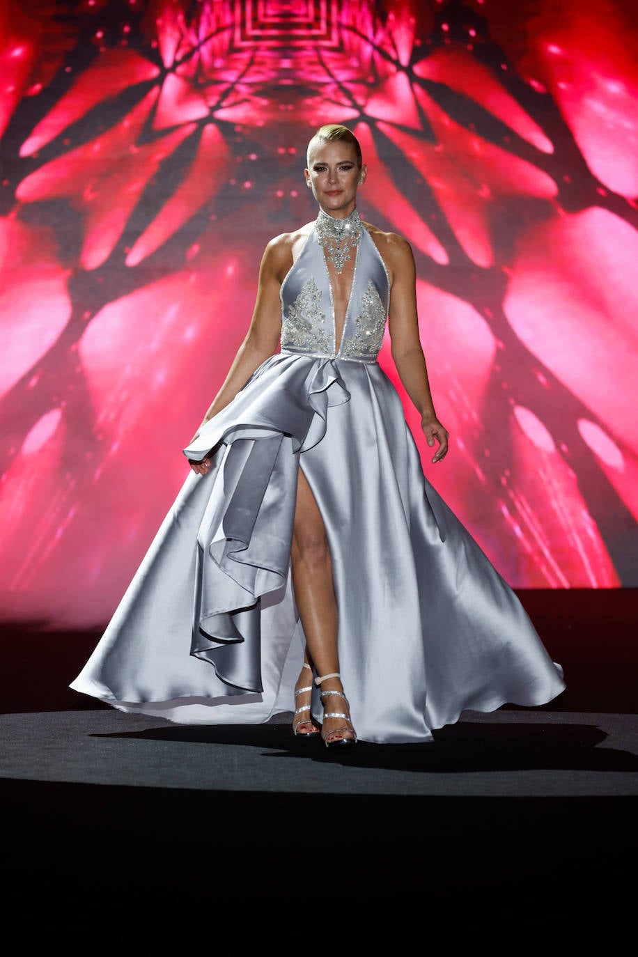 La argentina Valeria Mazza abrió el desfile de Hannibal Laguna con las propuestas del otoño/invierno 24-25.