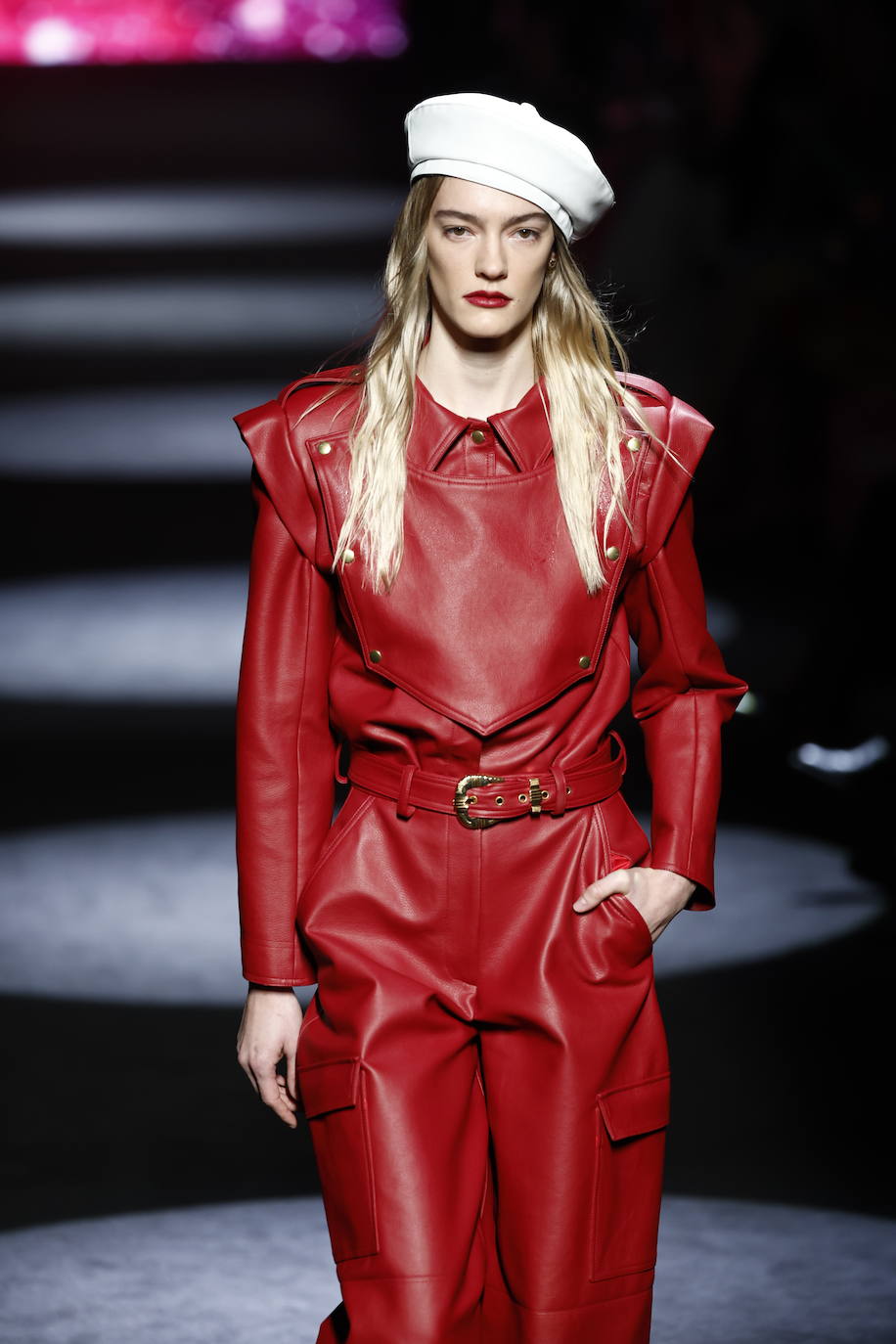 Mono de inspiración militar con distintos apliques, realizado en piel vegana de color rojo. 