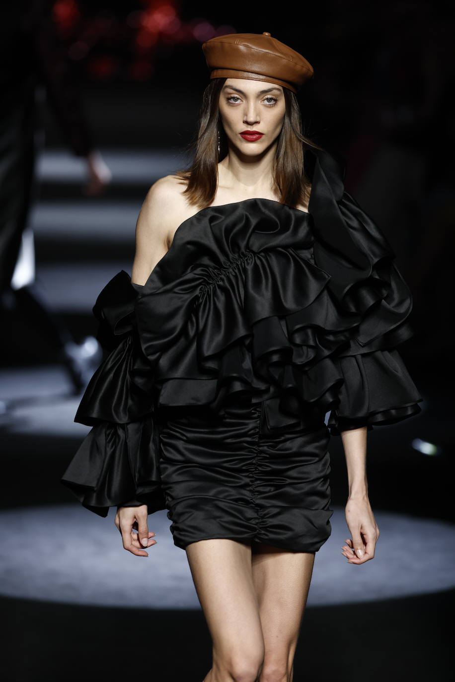 Vestido con volúmenes en color negro. 