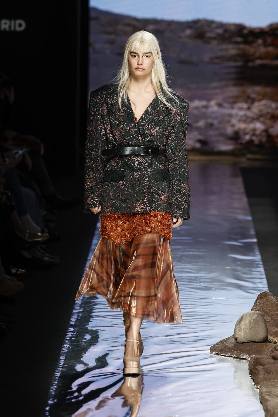 Para esta colección Duyos ha trabajado con artesanos de las Islas, recuperando tradiciones y oficios artesanales que se han plasmado en prendas únicas y llenas de detalles.