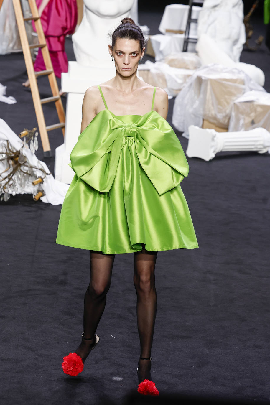 Encinar vuelve a apostar por grandes lazos y vestidos con volumen. 