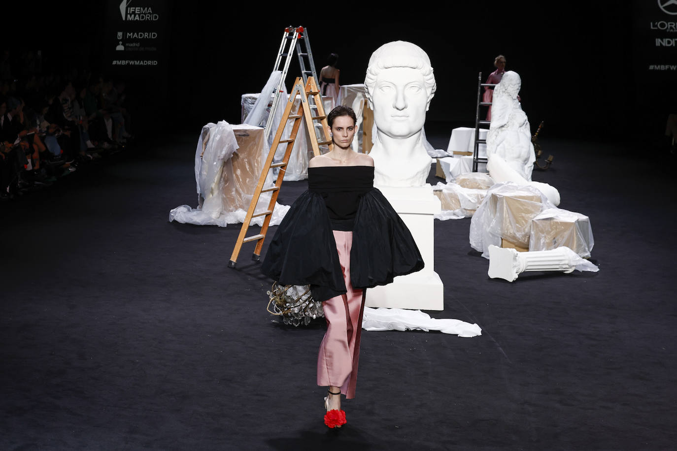 Mangas XL, vestidos globo y otros detalles que destacan el sello reconocible de la firma.