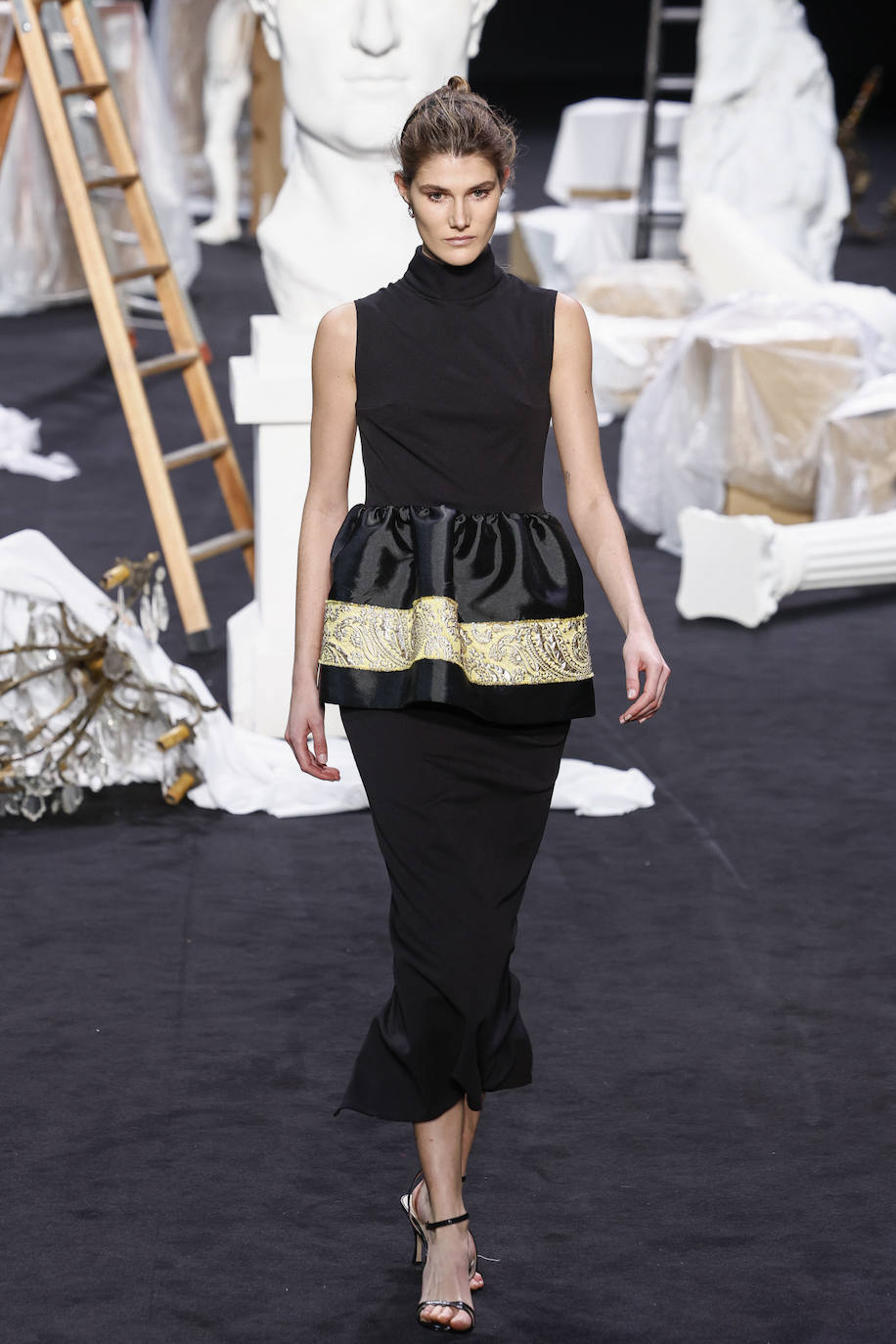 Vestidos con 'peplum' y toques dorados en los que el largo midi aporta un toque extra de elegancia. 