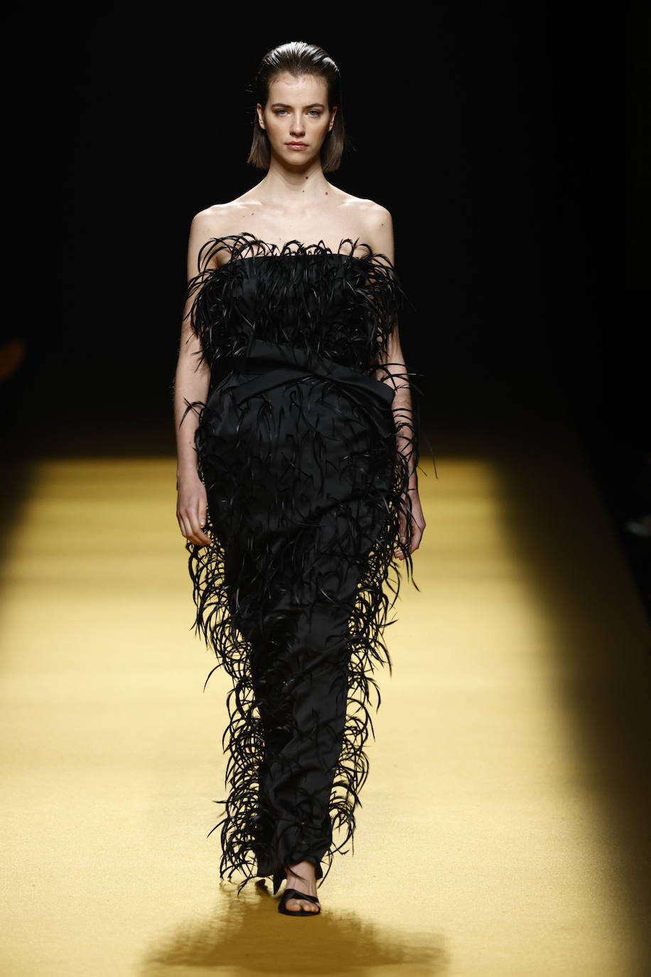 Además, se introduce una técnica artesanal con cordones y canutillos que aporta un toque único y meticuloso a cada diseño.