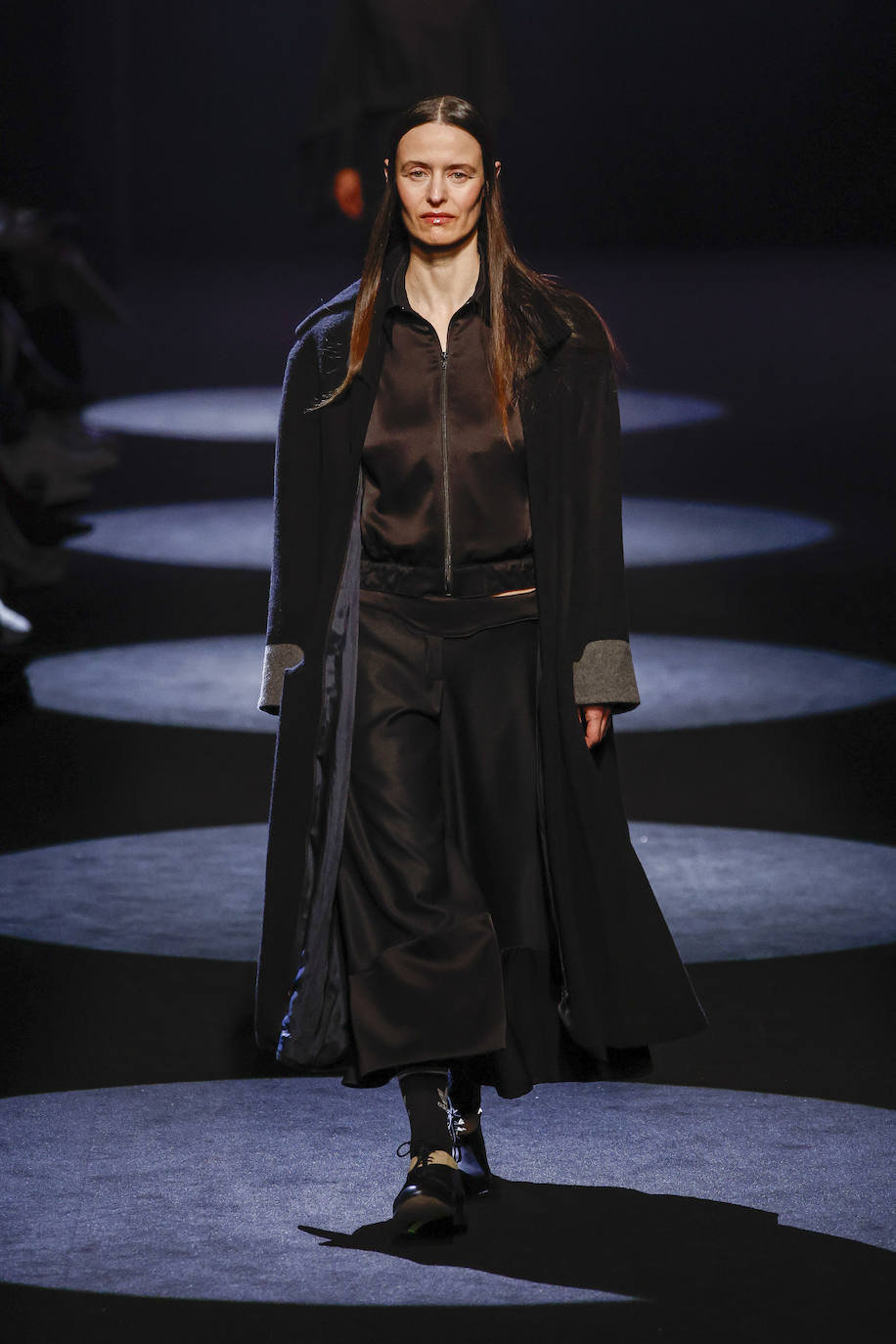 Tonalidades como negros, marrones y ocres forman parte de la paleta cromática de esta nueva colección. 