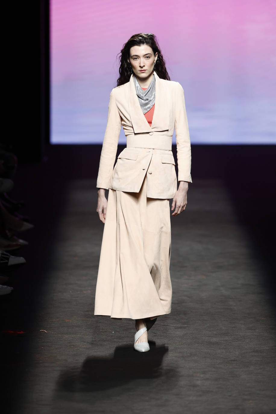 Los colores vibrantes conviven con los tonos neutros como este traje de chaqueta y falda midi en tono blanco.