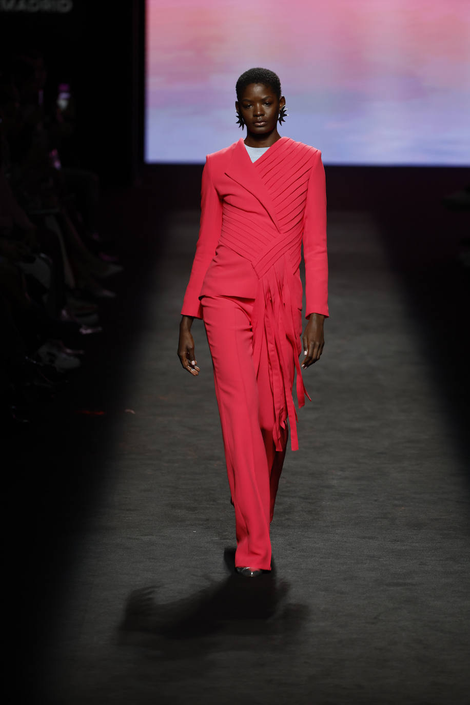 Original traje de pantalón y blazer en color fucsia para una mujer que buscar sentirse única. 