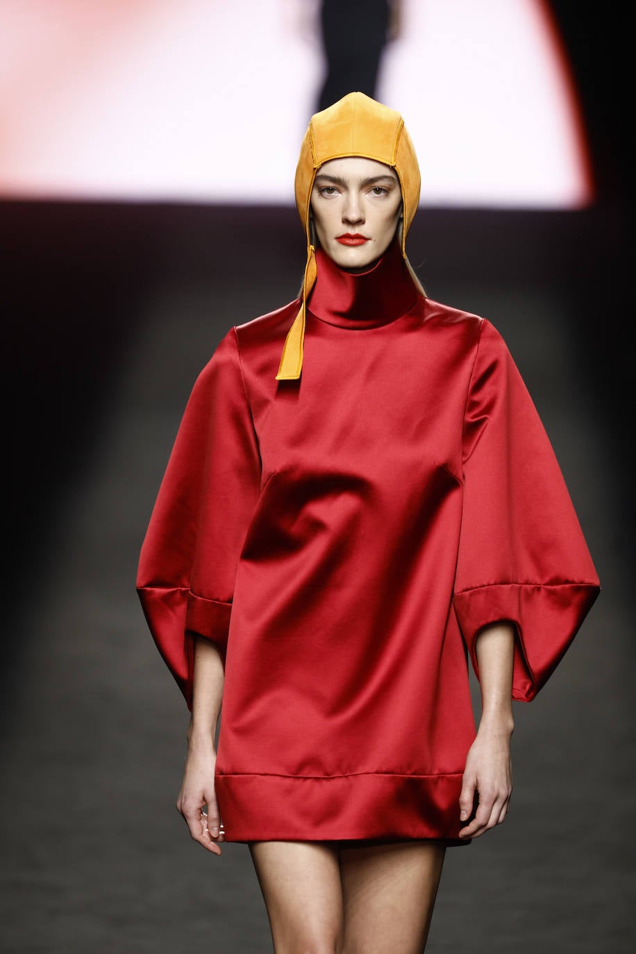 La colección para el próximo otoño de Marcos Luengo se inspira en la inteligencia artifical que ha usado para los patrones, pero también tiene muy presente el trabajo artesanal. 