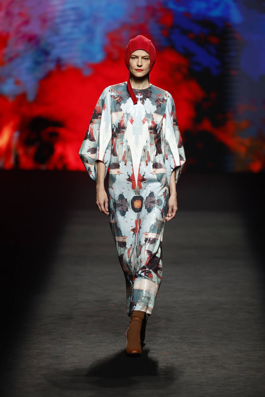 Los tonos lisos se han combinado con estampados eclécticos en vestidos y conjuntos. 