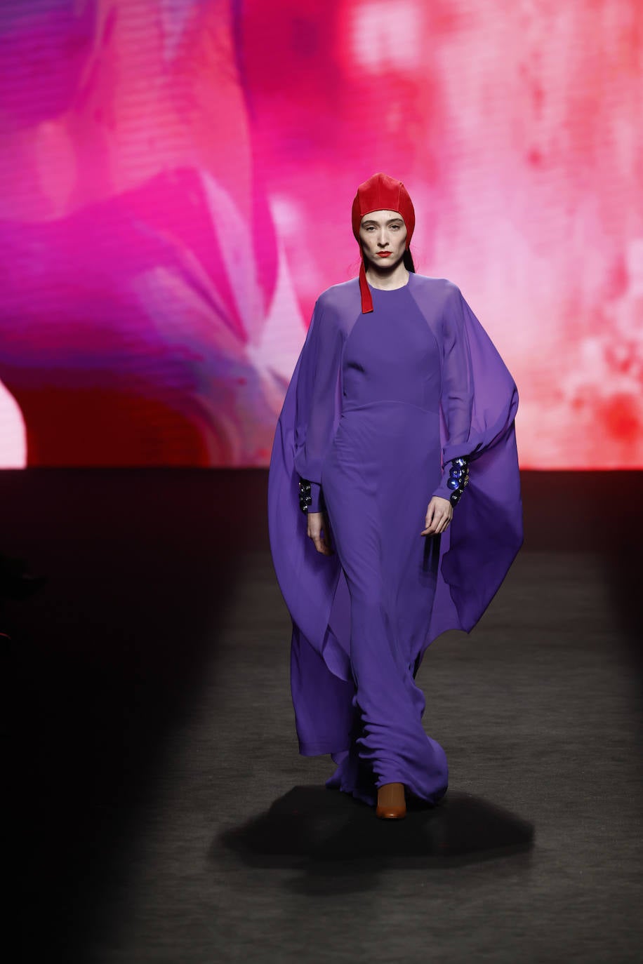 Los colores vibrantes como el morado, el rojo, el azul eléctrico... se combinan con tonos más neutros como el negro en la colección de Marcos Luengo para el próximo otoño. 