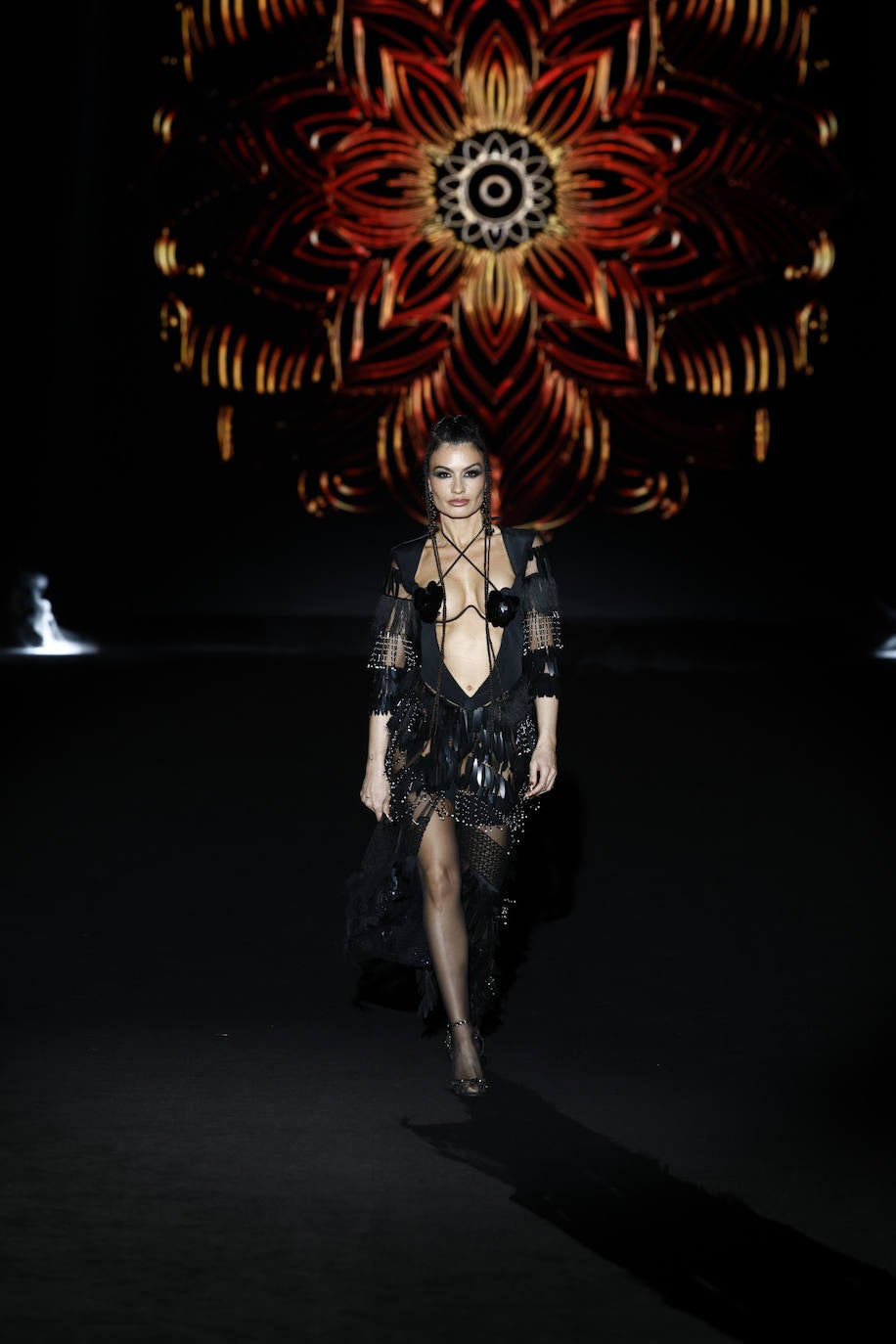 Ángela Rozas Saiz, conocida en redes como Madame de Rosa, ha inagurado el desfile de Odette Álvarez en el que la diseñadora cántabra ha presentado la colección Ángela para el próximo otoño. 