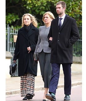 Imagen secundaria 2 - La Reina Camilia con gran sombrero y traje de raya diplomática; la Familia Real griega con Ana María, que eligió abrigo de raya diplomático, Marie-Chantal con vestido en color burdeos, y Alexia de Grecia con abrigo gris y flor blanca; y las infantas Cristina y Elena. 